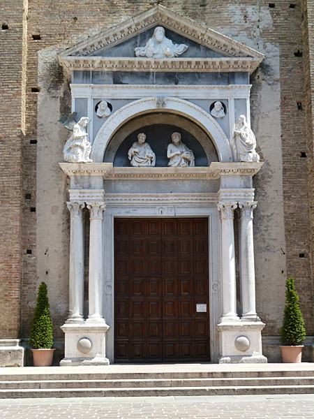 Sal� - Renaissanceportal am Duomo Santa Maria Annunziata (ab 15. Jh.)