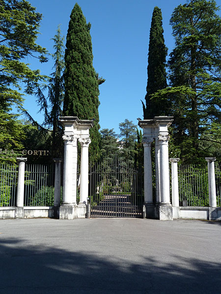 Sirmione - Einfahrt zum Hotel Villa Cortine