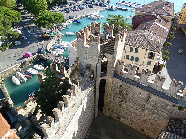 Sirmione - Castello Scaligero (Blick vom Torre di Mastino auf den neuen Hafen)
