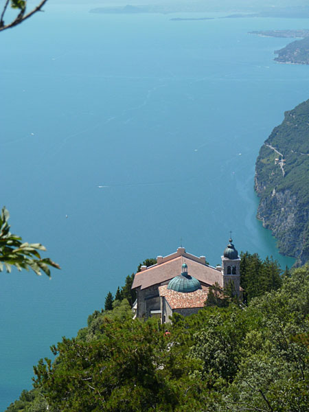 Prabione di Tignale - Blick vom Montecastello auf Eremo di Montecastello (17. Jh.)