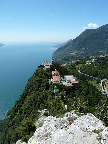 Prabione di Tignale - Blick vom Montecastello auf Eremo di Montecastello (17. Jh.)