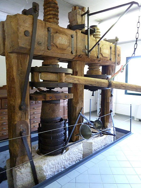 Tignale - alte Olivenpresse der Cooperativa Latteria Turnaria di Tignale