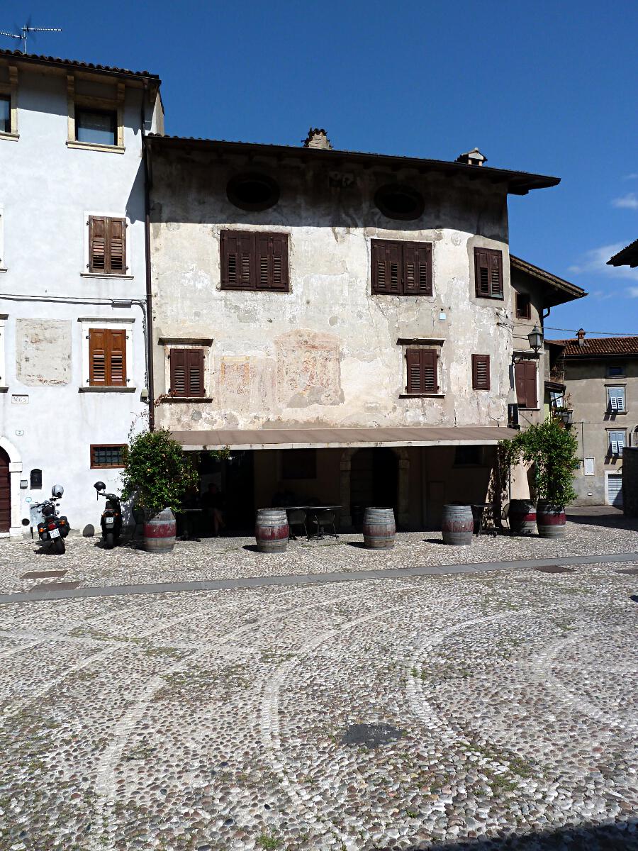 Ala - Piazza Buonacquisto mit Osteria Vecchio Carnera