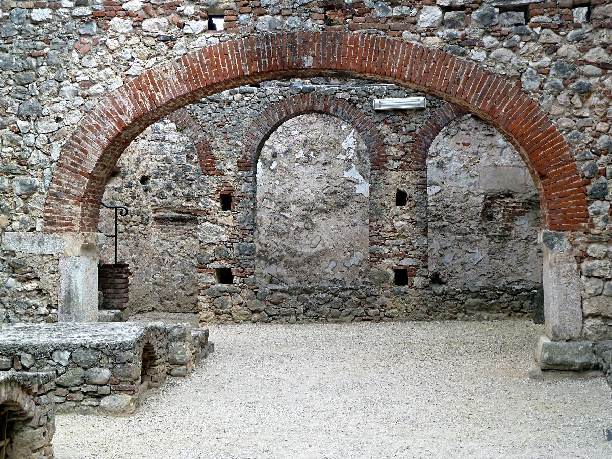 Castello di Sabbionara (ab 11. Jh.) - Hof am Palazzo Baronale