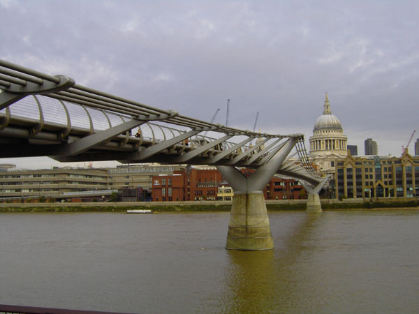Millenium Bridge mit St. Paul's Cathedral