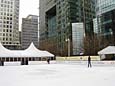 Canary Wharf - Eislaufbahn am Canada Square (im Hintergrund 5 Canada Square, 88m)