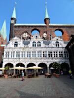 Rathaus - Renaissancelaube (1570-72) und gotische Schildwand