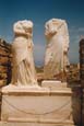 Delos - Statuen vor dem Haus der Kleopatra