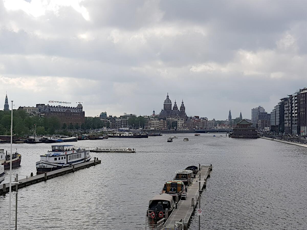 Open Havenfront - im Hintergrund Scheepvaarthuis (1913-16) und Basiliek van de Heilige Nicolaas (1887)