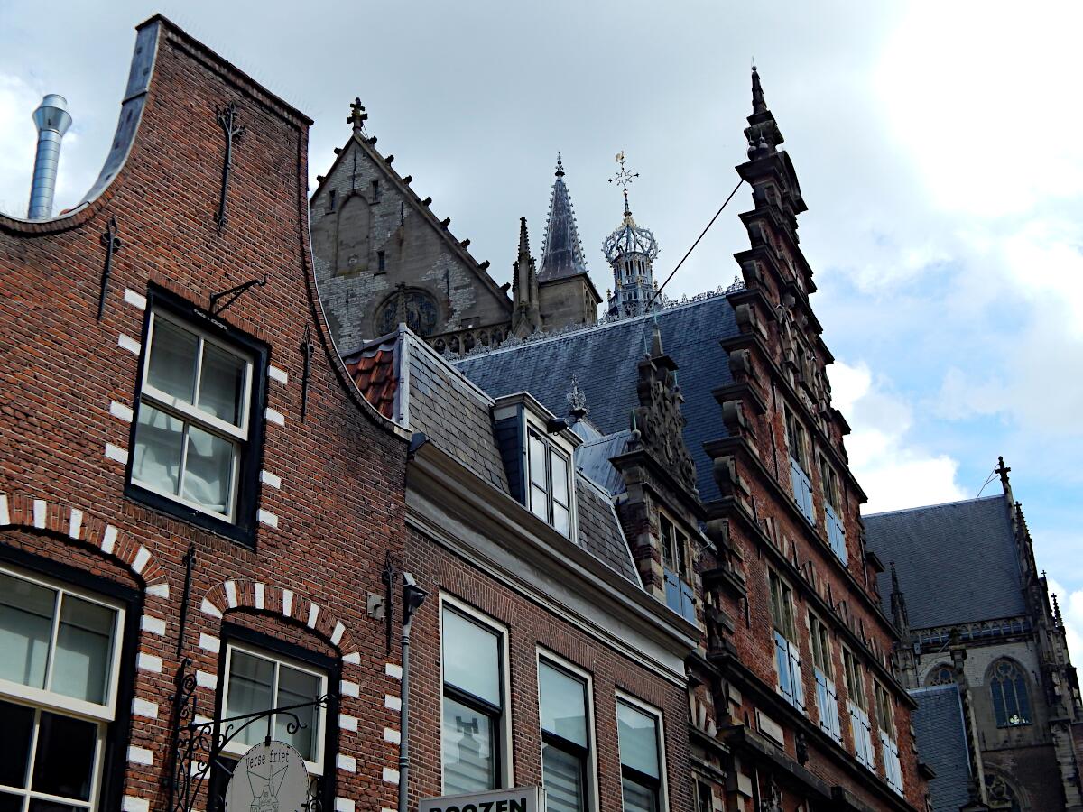 Spekstraat - im Hintergrund Grote of Sint-Bavokerk (1370-1520)