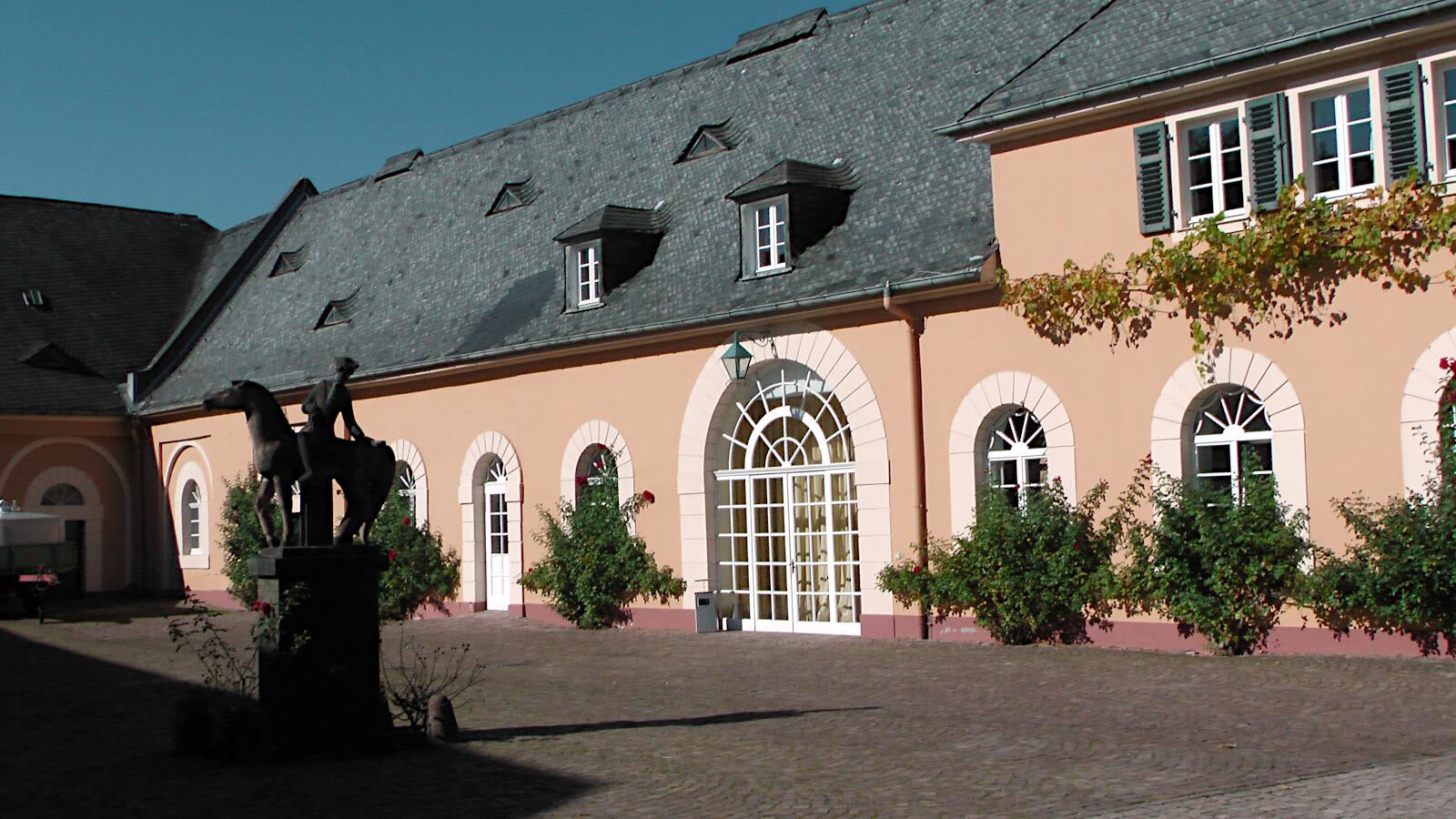 Schloss Johannisberg (ab 1721) - Innenhof mit Spätlesereiter