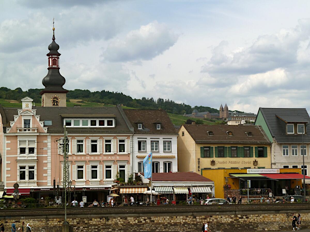 Rheinstrae - im Hintergrund Turm von St. Jakob und Abtei St. Hildegard