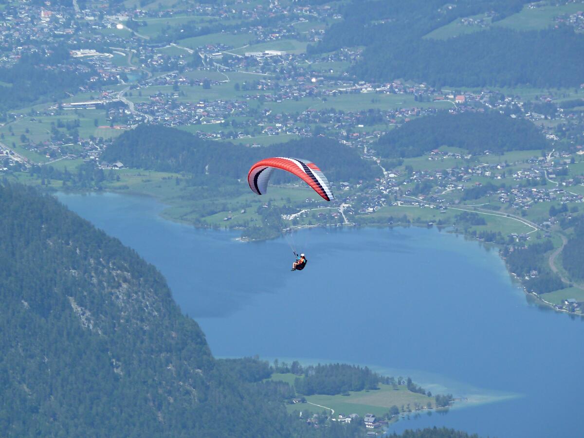 Paraglider ber dem Hallsttter See