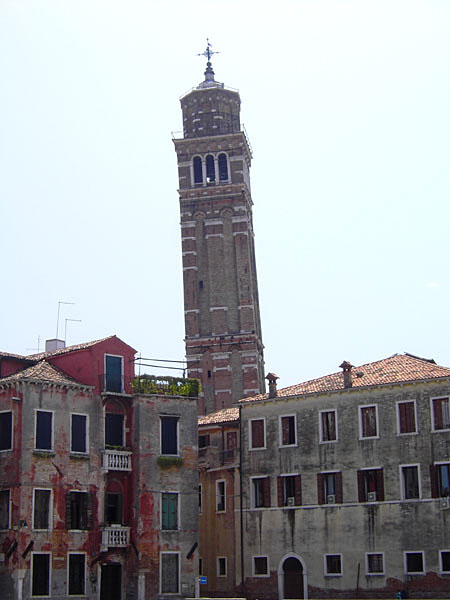 Schiefer Turm der Chiesa di San Maurizio