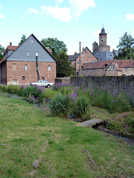 B�dinger Schloss - Dienergeb�ude am �u�eren Schlosshof, dahinter Bergfried (Ende 13. Jh.) der Kernburg
