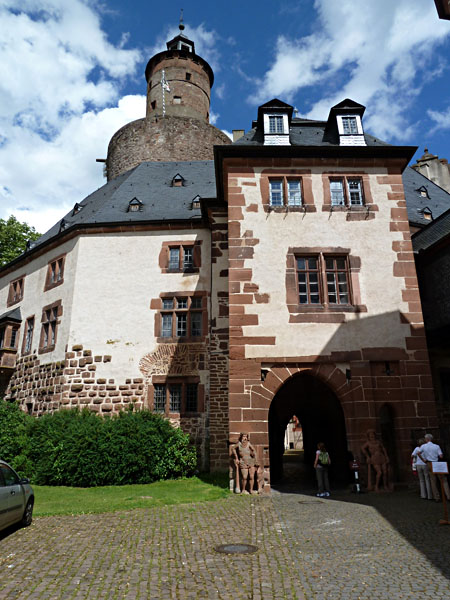 B�dinger Schloss (ab 12. Jh.) - �u�erer Hof mit Ludwigsbau, im Hintergrund Bergfried (Ende 13. Jh.)