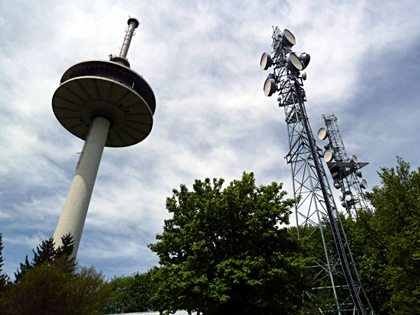 Fernmeldeturm (144 m) - mit Mobilfunkanlagen
